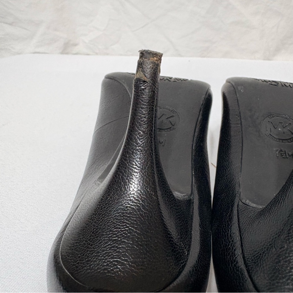 Michael Kors Flex Mid-Heel pumps in black leather. - Picture 8 of 10